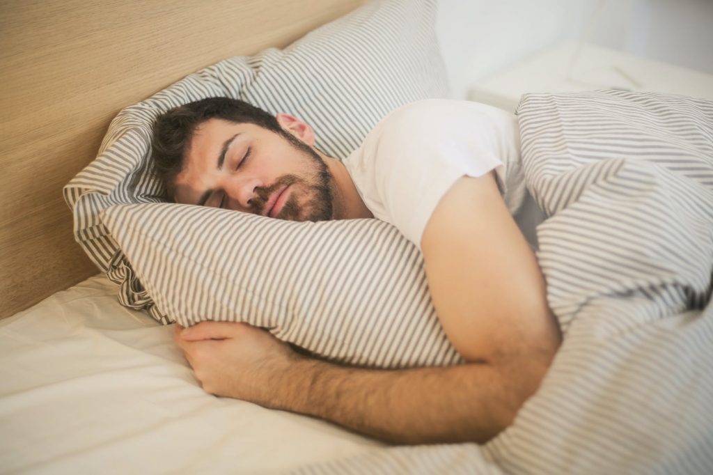 homem dormindo com paralisia do sono