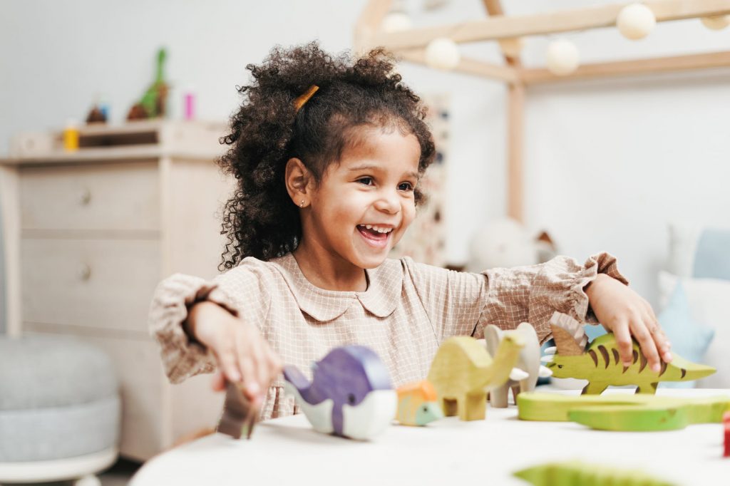 criança com autismo brincando com blocos de madeira