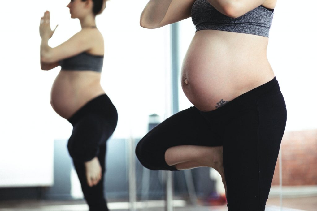 mulher grávida praticando yoga