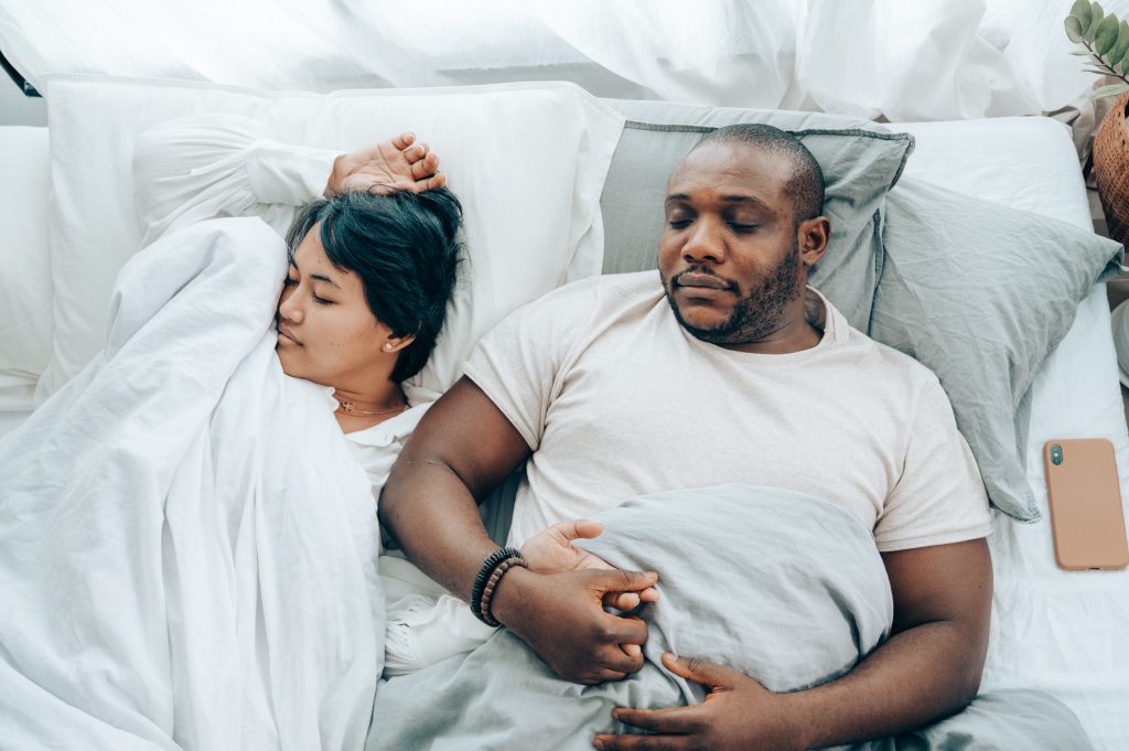 casal dormindo com sono