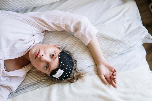 mulher sem sono insônia acordada deitada na cama não consegue dormir