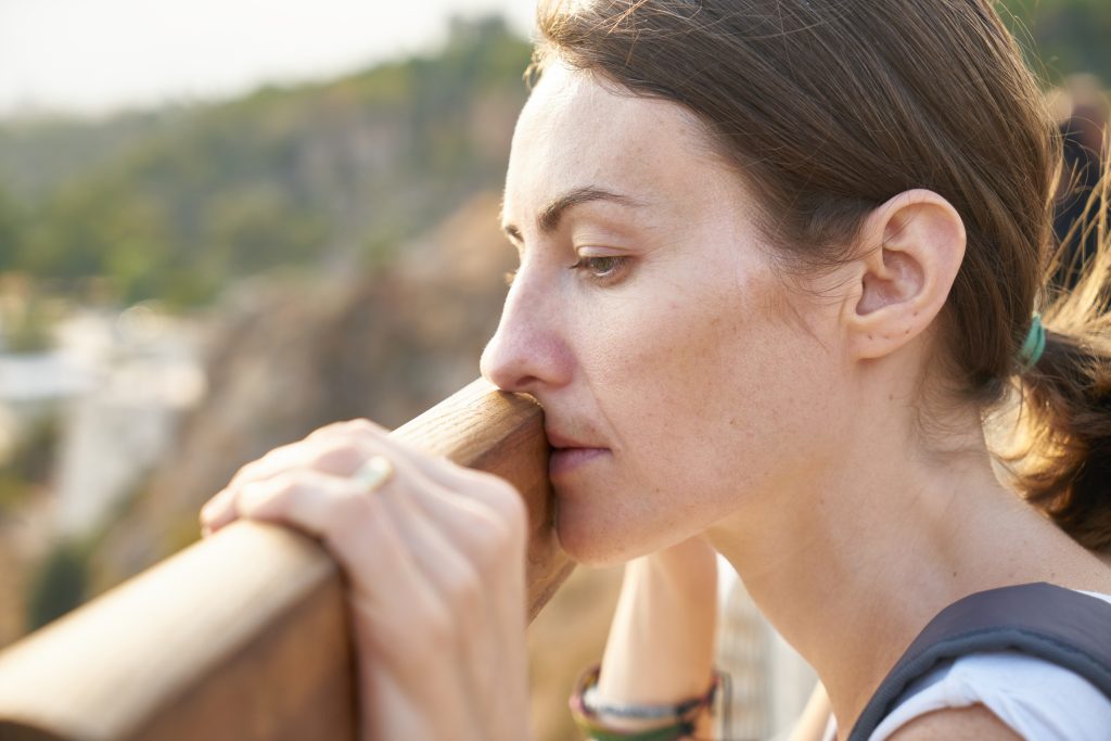 mulher depressiva olhando a vista