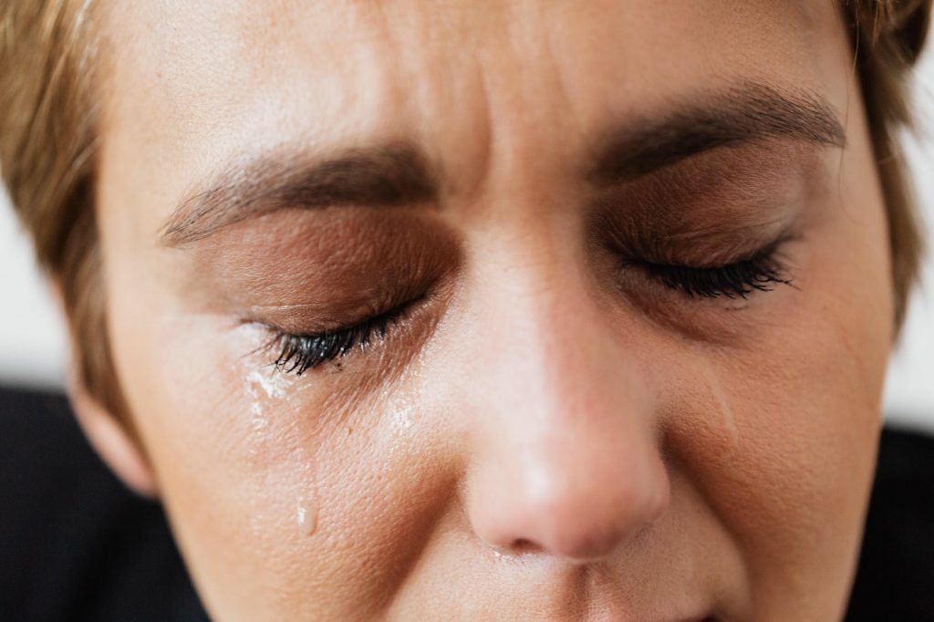 mulher triste chorando com transtorno de estresse pós traumático