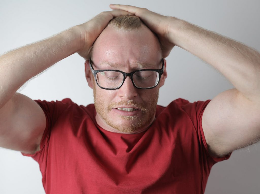 homem estressado síndrome do pânico ataque de pânico